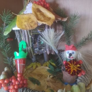 Избушка Бабы Яги в осеннем лесу