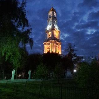 И свет во тьме светит