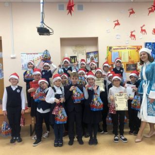 Новогодние оформление кабинета с общим планом детей и учителя(костюм сшит учителем)