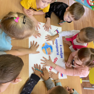 Коллективная работа воспитанников 10 группы «День народного единства»