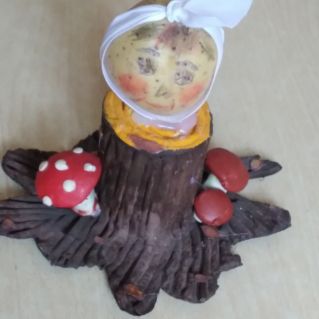 Колобок на пеньке