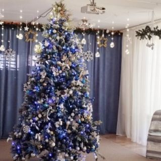 Новогоднее оформление музыкального зала в ДОУ.