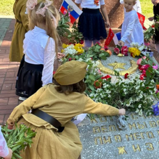 Сегодня - самое время пожелать нам  всех новых, грандиозных побед .... Но только на мирных фронтах