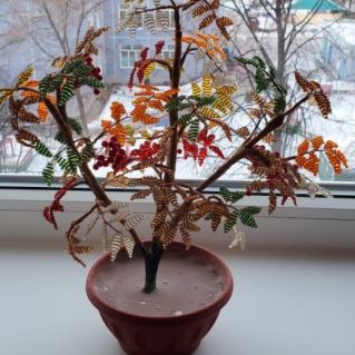 «Фантазия» из бисера и бусин.