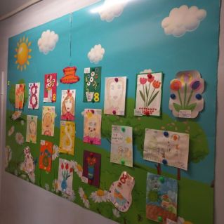Оформление помещений детского сада. Тематическая выставка "Мамочку милую очень люблю"