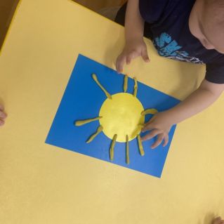 Коллективная работа в ясельной группе « Лучики для солнышка»
