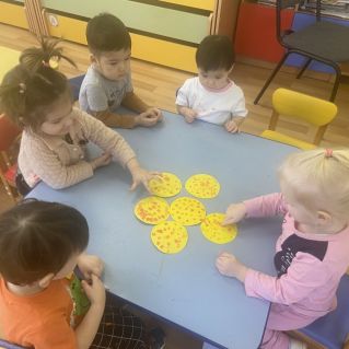 Рисование пальчиком  в ясельной группе «дырочки на блинчиках»