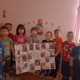 "Стенгазета, посвященная Дню 8 марта"