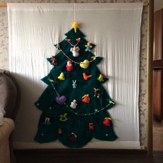 Интерактивная ёлочка для развития мелкой моторики ребенка.