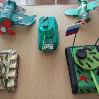 Выставка военной технике(Совместная работа детей и родителей)
