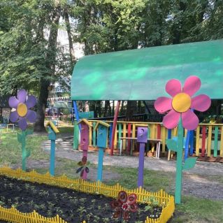 Веселые цветы и скворечники из дерева