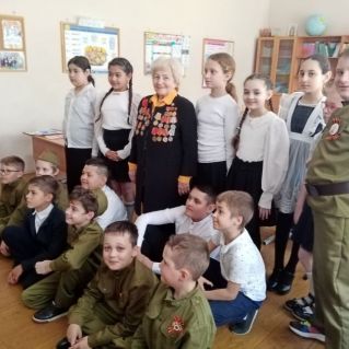 Классная встреча поколений в лицее №4. Беседа с ветераном Великой Отечественной войны Лидией Максимовной.  