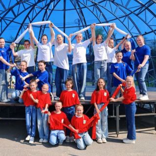 Танцевальный номер "Триколор- сердце России"