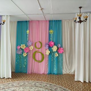 Оформление зала  к празднику "Все цветы для милой мамы!"