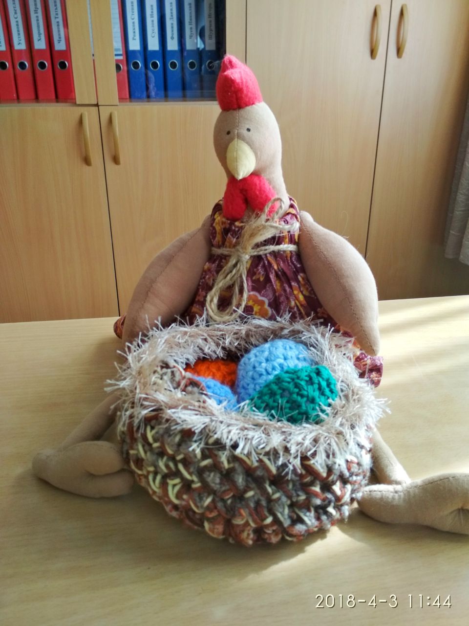 Курица с пасхальными яйцами