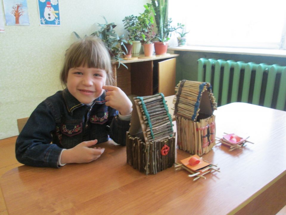 Поделка "Домик и колодец из палочек".