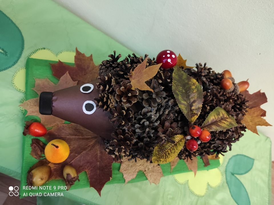 Ёжик в осеннем лесу