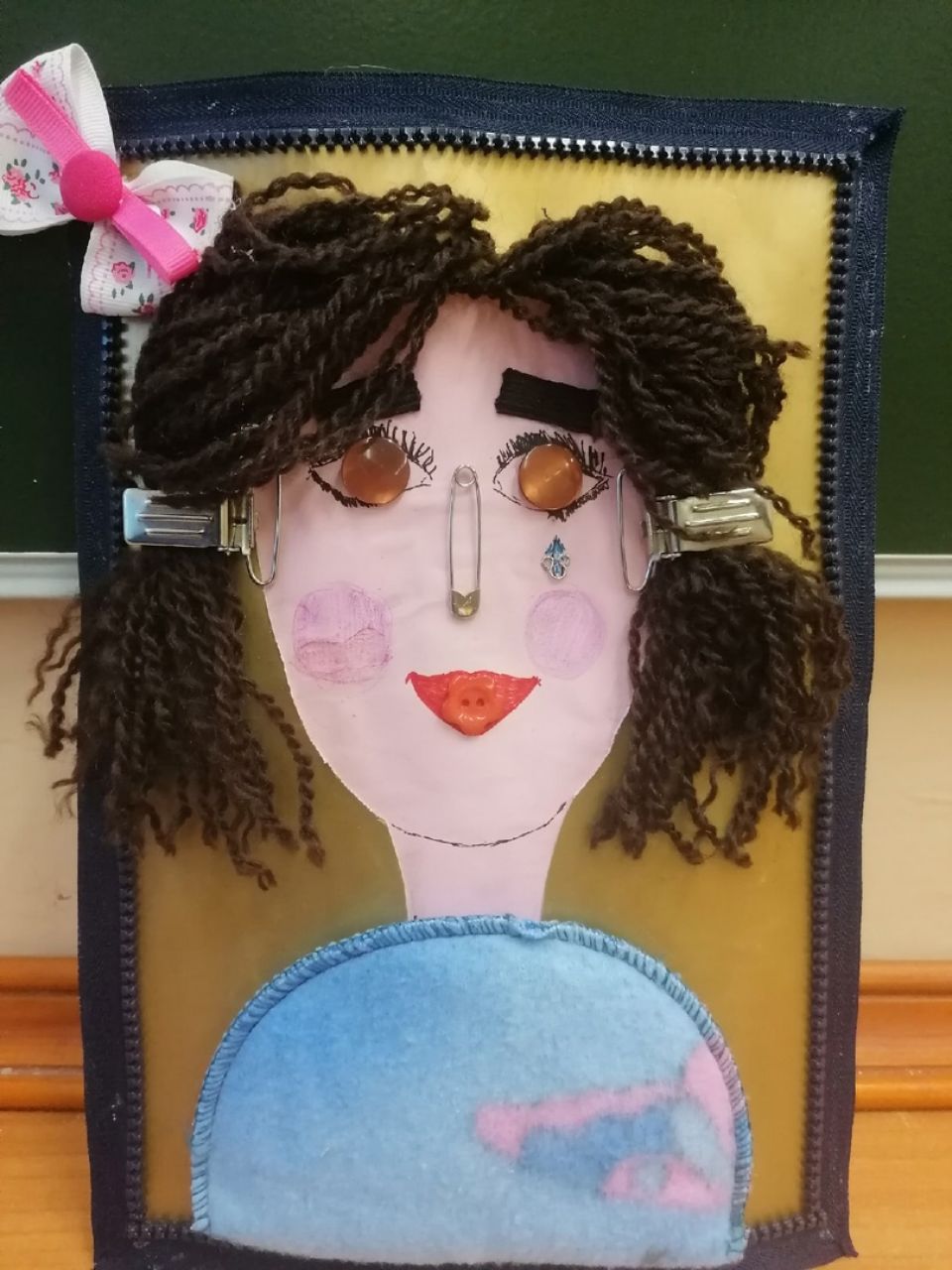 Мама, как пуговка, на ней всё держится