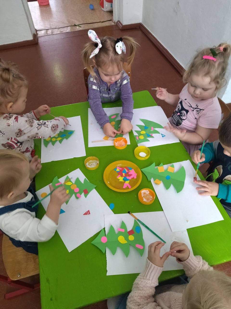 Украшает елочку