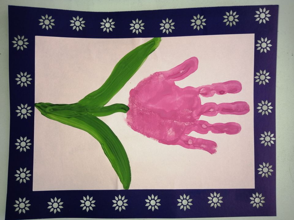 "Мамочку очень люблю, на праздник цветочек я ей подарю"