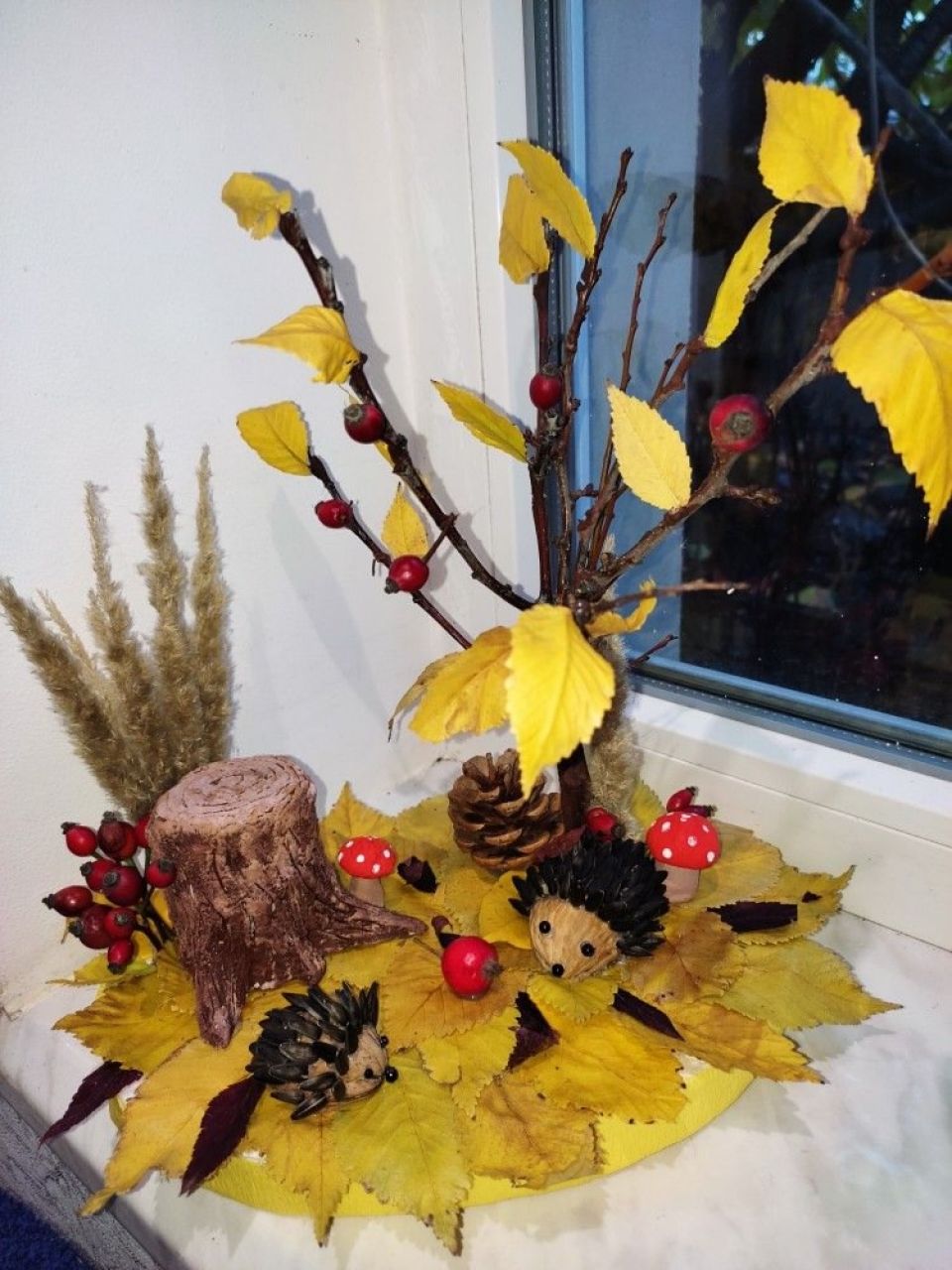 ежики в осеннем лесу