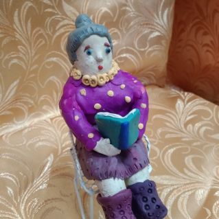 Бабушка читает книгу