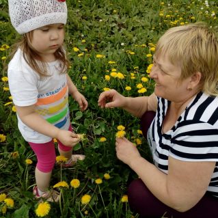"Я бабулечку люблю, ей цветочки подарю!"