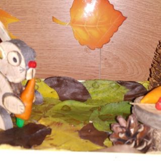 Сидит зайка на осенней лужайке