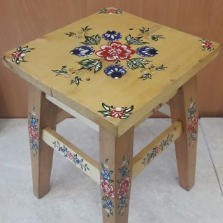 Стул с элементами Городецкой росписи