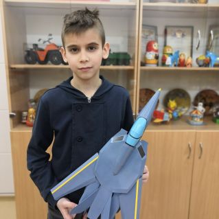 Модель самолета с изменяемой стреловидностью крыла