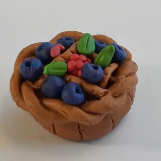 Черничный пирог из пластилина d=2,5 см