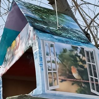 Зимняя кормушка для птиц