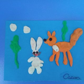 "Зайка беленький сидит, на лисичку он глядит"