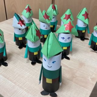 «Бравые солдаты» с использованием рулончиков от бумажных полотенец и обрезков цветной бумаги!