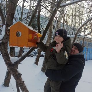 У нас такой обычай; чуть выпадет снежок, дощатый домик птичий повесим на сучок.