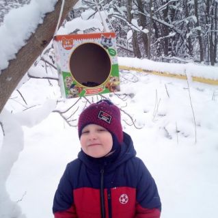 В холодные вьюги, в голодные вьюги мы помнить и думать должны друг о друге.