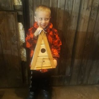 Трудно птицам зимовать, надо птицам помогать! Распилить я попросил досочку еловую,  вместе с папой смастерил птичкину столовую.