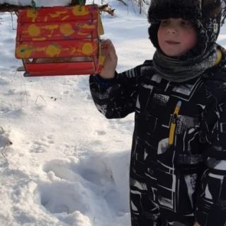 Прилетайте к нам, синички, ждёт вас угощенье. А кормушка получилась просто загляденье!