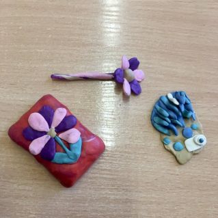 Телефон, пляж с волнами, цветок