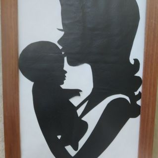 Мать и дитя. Силуэт из кожи