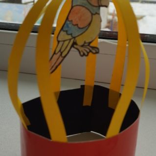 Попугай в клетке