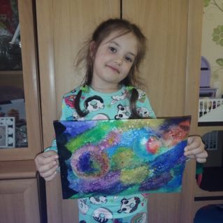 "Мой первый космос" выполнена в технике акварель и соль