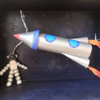 Космонавт и ракета