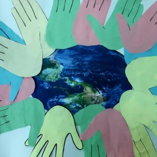 КОЛЛАЖ  в нетрадиционной технике  "КОМИЧЕСКАЯ ДАЛЬ НА ЛАДОШКАХ"