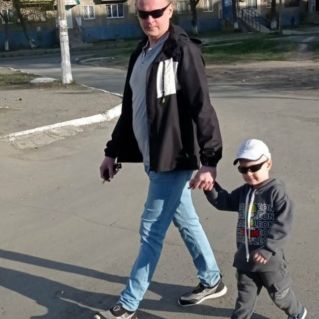 Солнце любим мы и ждем! Только глазки бережем.