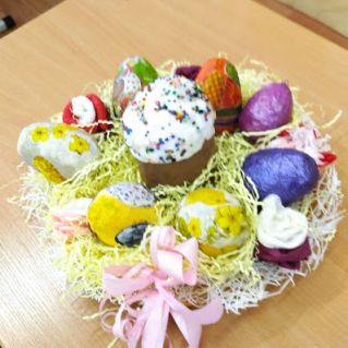 Пасхальное угощение. Поделка папье-маше.