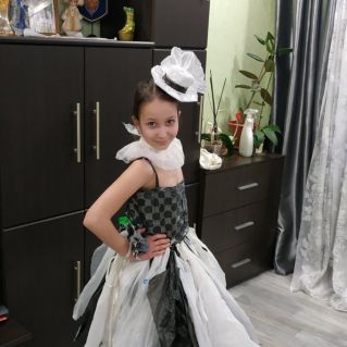 Платье, шляпка и браслет из пакетов