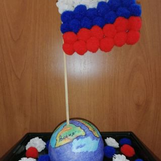 Гордо реет триколор.