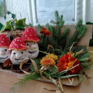 Веселая семья мухоморов