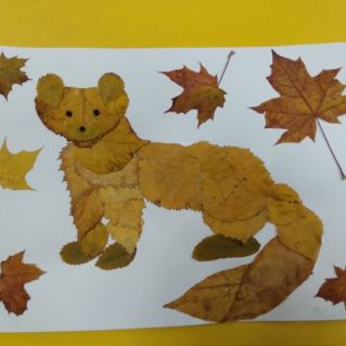 Куница из осенних листьев